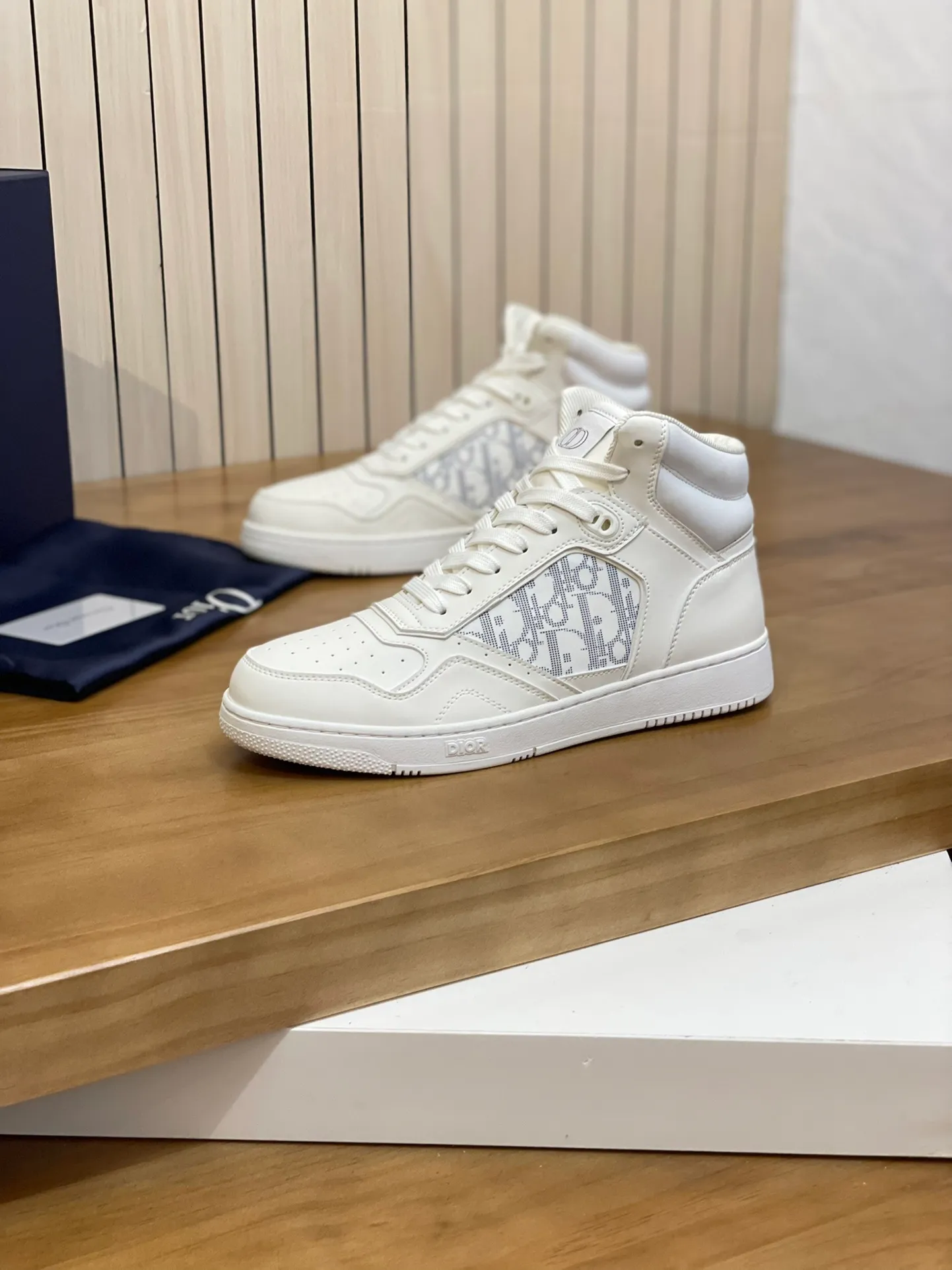 Men's shoes: 💰P460¥ Product trademark: Dior* "Dior*" high-top casual shoes Regular size: 38-44 (can be customized to 45.46) Product materials: Upper imported cowhide stitched with original fabric, breathable lining, original outsole. Number: 1006